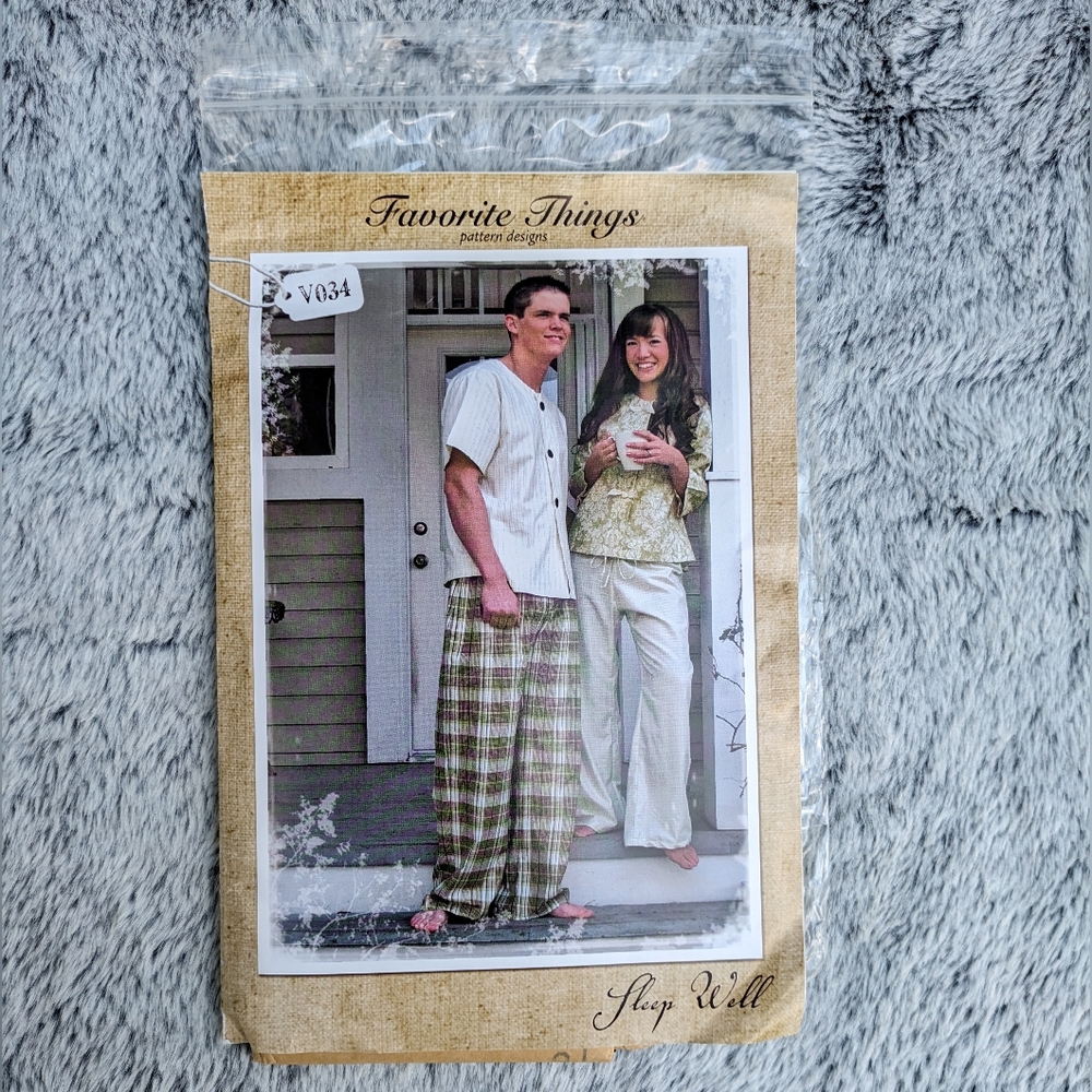 Favorite Things Pattern Designs Sleep Well Pajama Top & Pants‎